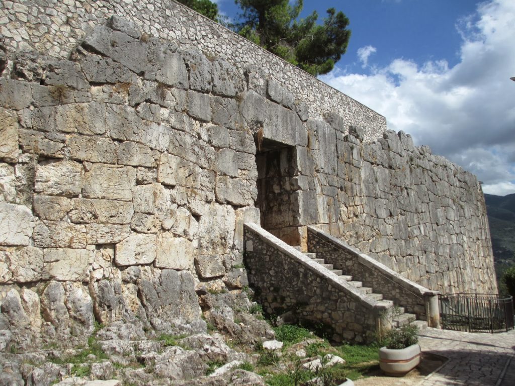 Uno dei cinque ingressi posti sulle antiche mura ciclopiche di Alatri