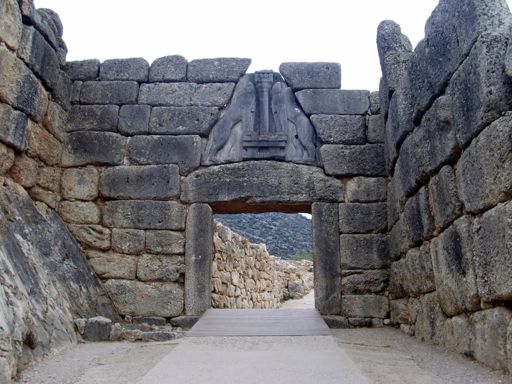 La Porta dei Leoni, sulle antiche mura ciclopiche di Micene.
