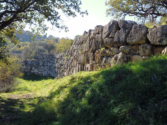 Una sezione delle antiche mura ciclopiche