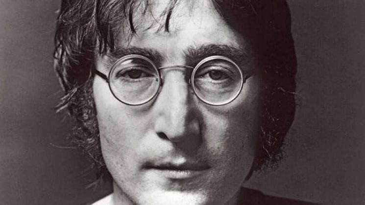 per la melodia Lennon si ispirò a un vecchio brano folk americano: Stewball. Per il titolo a due parole che aveva a cuore: Xmas e War Is Over.