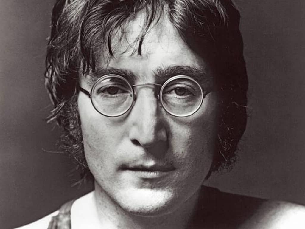 per la melodia Lennon si ispirò a un vecchio brano folk americano: Stewball. Per il titolo a due parole che aveva a cuore: Xmas e War Is Over.