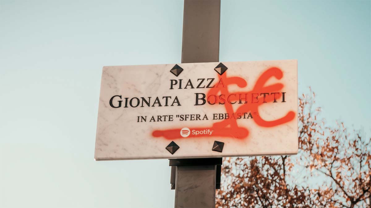Tu la conosci Ciny? Sfera EBBASTA si! Una targa "targa temporanea" dedicata al Trap boy di Cinisello Balsamo scatena le polemiche.