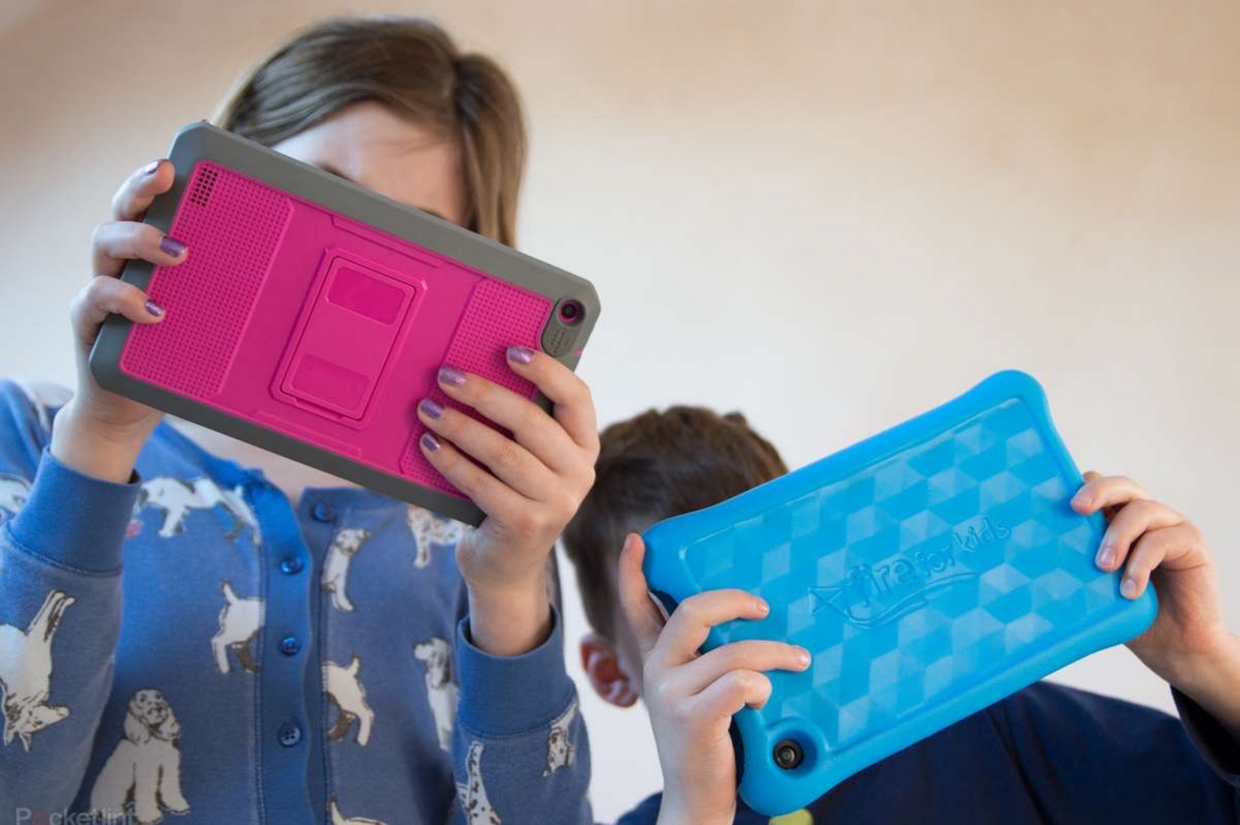 social che uccidono i bambini: Lascereste una pistola carica in mano a un bambino di 9 anni? Eppure li lasciate da soli con un cellulare.