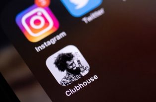 Clubhouse è tra i social network più discussi in questo ultimo periodo: a metà strada tra la green economy e l’oralità secondaria.