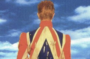 Ricordando Bowie la bianca Blackstar: pseudonimo di David Robert Jones (Londra, 8 gennaio 1947 – New York, 10 gennaio 2016)