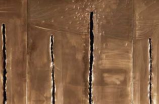 la mostra dedicata a Lucio Fontana, si origina dal rapporto tra l’artista, maestro dell’arte del XX secolo e storica d'arte Carla Lonzi