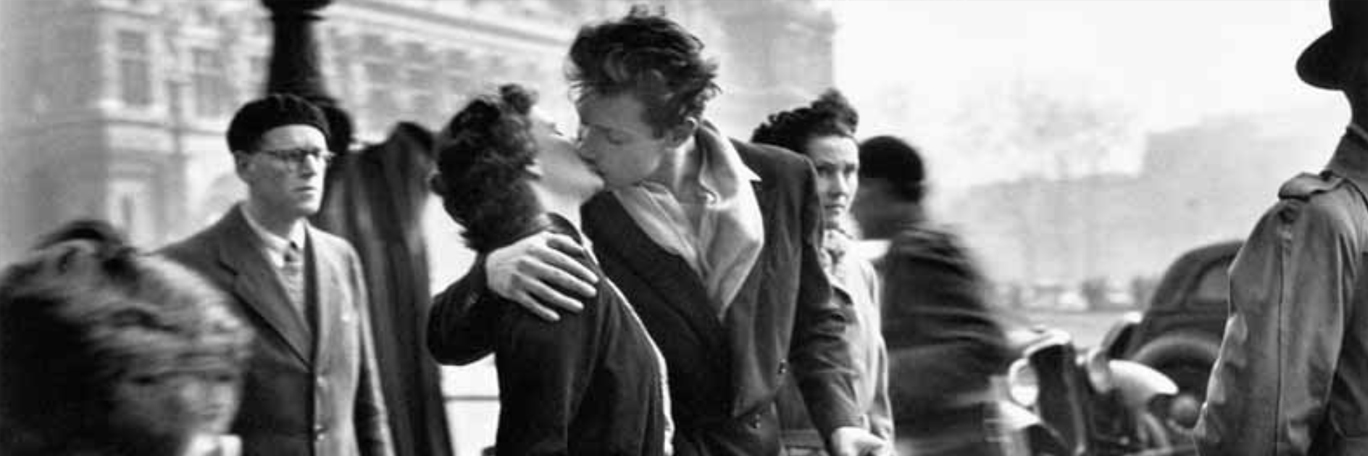 Mostre fotografiche in arrivo in primavera, sarà una primavera a tutta fotografia, con eventi, festival e tante mostre fotografiche. Robert Doisneau, Le baiser de l’Hôtel de Ville, Paris 1950 © Robert Doisneau