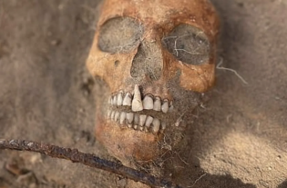Donna vampiro ritrovata in Polonia. Un gruppo di scienziati avrebbe scoperto uno scheletro con una falce sul collo e un lucchetto all’alluce