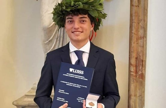 Il laureato più giovane d’Italia: Nicola Vernola. Ha 20 anni ed è originario di Bari. Ha conseguito una laurea in Giurisprudenza