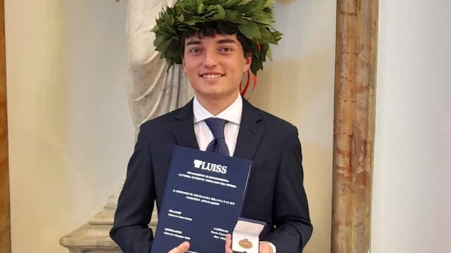 Il laureato più giovane d’Italia: Nicola Vernola. Ha 20 anni ed è originario di Bari. Ha conseguito una laurea in Giurisprudenza