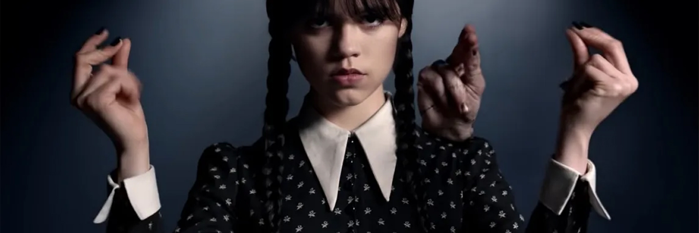 È arrivata sugli schermi la serie su Mercoledì, con uno stile che reinterpreta il goth degli anni 80 e 90 in chiave gen Z