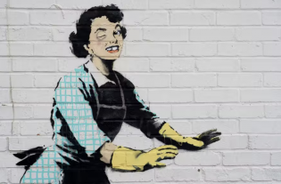Valentine's Day Mascara nuovo murale di Banksy: una donna vittima di violenza decide di gettare il marito nel cassonetto della spazzatura