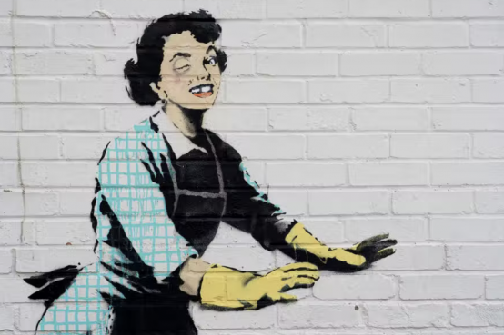 Valentine's Day Mascara nuovo murale di Banksy: una donna vittima di violenza decide di gettare il marito nel cassonetto della spazzatura
