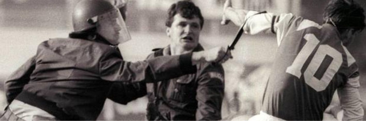La guerra civile in Jugoslavia comincia con un calcio a un pallone durante Stella Rossa Belgrado vs Dinamo Zagabria. 13 maggio 1990