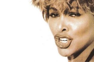 Addio Tina Turner, Afrodite della Musica. Ci lascia a 83 anni una delle grandi leggende della musica. Sacra meretrice del rock