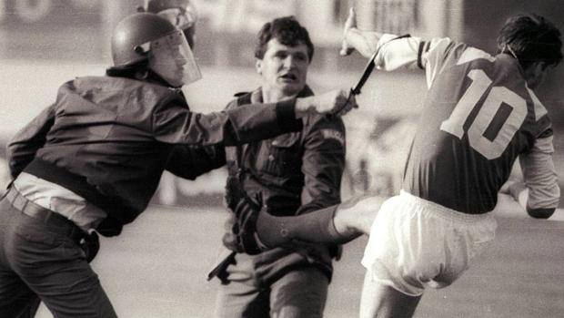La guerra civile in Jugoslavia comincia con un calcio a un pallone durante Stella Rossa Belgrado vs Dinamo Zagabria. 13 maggio 1990