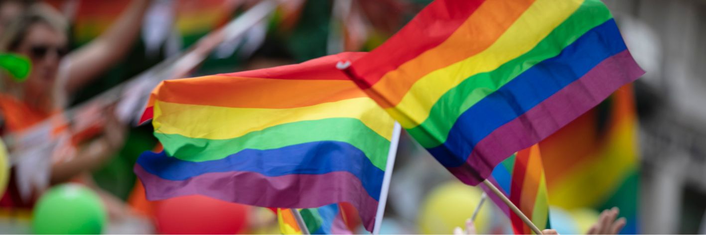 Il Governatore della Regione Lazio, Francesco Rocca ha firmato la revoca per il patrocinio del Roma Pride, in programma sabato 10 Giugno. Le associazioni  lgbtqa+  sono insorte soprattutto a seguito delle dichiarazioni di Rocca “Non sosterremo chi promuove l’utero in affitto”. Ci risiamo! Dopo il disegno di legge che rende la GPA (gestazione per altri) un reato universale, e aver messo a rischio il diritto alla genitorialità, un altro colpo è stato sferrato alla comunità queer d’Italia.
