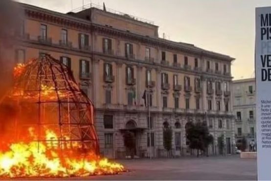 La Venere degli stracci distrutta da una società da stracci. A Napoli, l'opera d'arte di Michelangelo Pistoletto è stata incendiata.