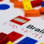 I Lego Braille, codificati in braille potranno aiutare i bambini non vedenti e ipovedenti a imparare a leggere l’alfabeto.