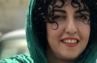 il premio Nobel 2023 per la pace va a Narges Mohammadi: ecco chi è la 51nenne attivista e giornalista iraniana attualmente in prigione.