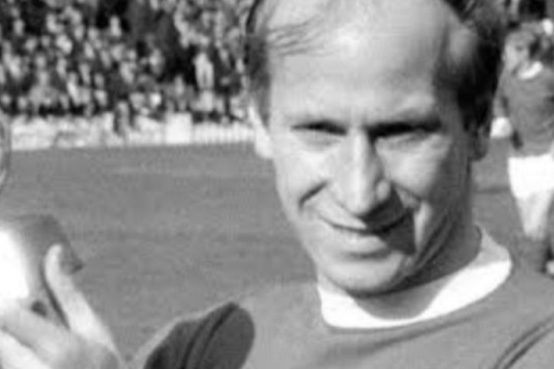 Bobby Charlton, vinse il primo e unico Mondiale con l'Inghilterra e grandi trionfi con il Manchester United