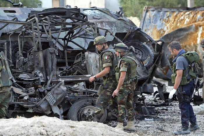 Nassiriya, un camion bomba colpiva la base italiana "Maestrale" causando una strage la cui memoria è una ferita ancora aperta.