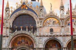 Ambientalisti imbrattano San Marco. A Venezia, un gruppo di attivisti per il clima ha scatenato il caos imbrattando l'esterno della Basilica.