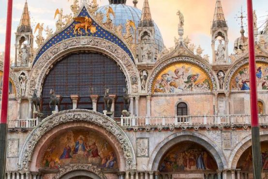 Ambientalisti imbrattano San Marco. A Venezia, un gruppo di attivisti per il clima ha scatenato il caos imbrattando l'esterno della Basilica.