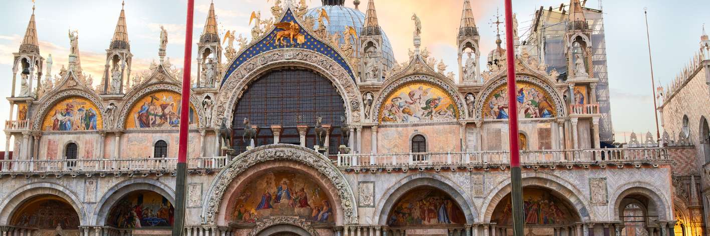 Ambientalisti imbrattano San Marco. A Venezia, un gruppo di attivisti per il clima ha scatenato il caos imbrattando l'esterno della Basilica.