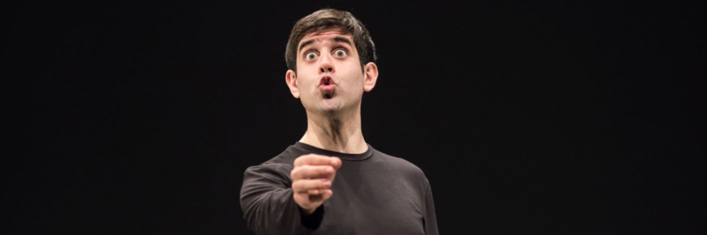 Matthias Martelli porta a Montescudo il Mistero Buffo di Dario Fo. In mostra al Teatro Rosaspina: Dario Fo il Maestro dei pennelli.