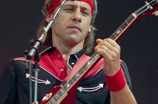 Venduta all'asta per oltre dieci milioni di euro la collezione di chitarre di Mark Knopfler ex Dire Straits