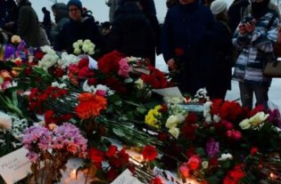 Funerali Navalny: in migliaia al suo addio. La Russia non ferma gli arresti sono stai 128 i fermi in 19 città mentre si svolgevano i funerali