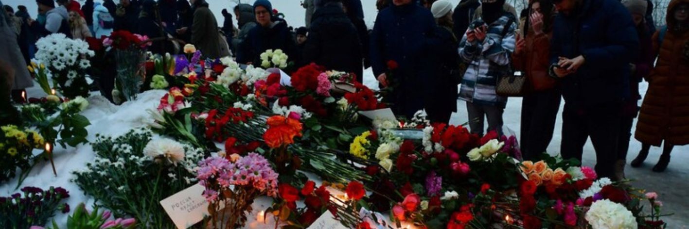 Funerali Navalny: in migliaia al suo addio. La Russia non ferma gli arresti sono stai 128 i fermi in 19 città mentre si svolgevano i funerali