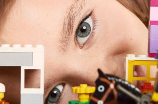 La Campagna Lego celebra la creatività delle bambine esortando gli adulti a cambiare il linguaggio quotidiano.