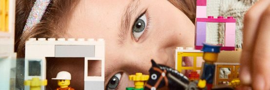 La Campagna Lego celebra la creatività delle bambine esortando gli adulti a cambiare il linguaggio quotidiano.