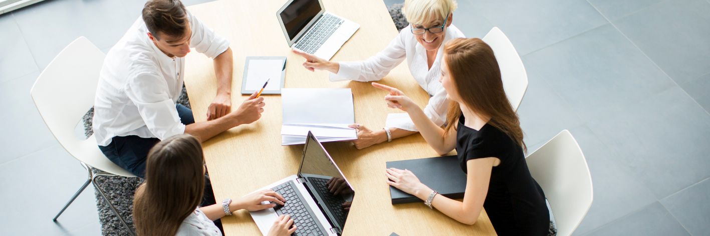 Mentre il mondo del lavoro è investito da continui cambiamenti, Boomers, Millennials e Gen Z al lavoro faticano a coesistere.