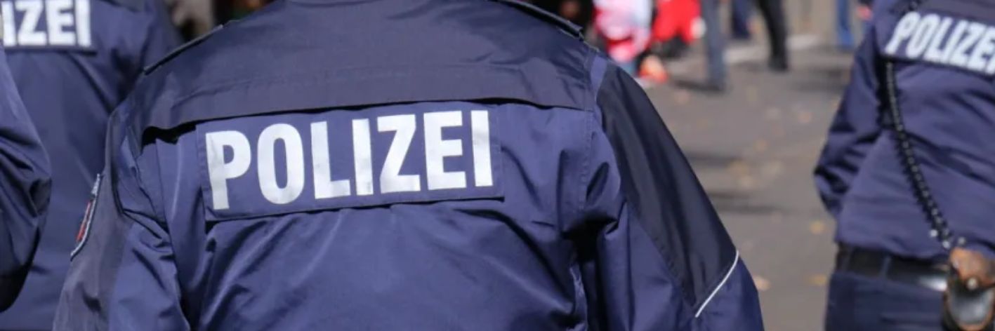 Due bimbe ghanesi aggredite da 20 razzisti nell'est Germania. Una di otto anni presa a calci in faccia, finisce in ospedale