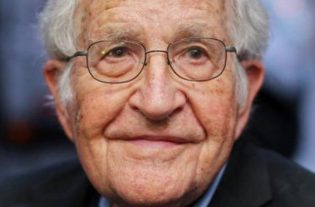 Chomsky è vivo ha lasciato martedì 18 giugno l'ospedale di San Paolo del Brasile, per continuare le cure a casa dopo un ictus