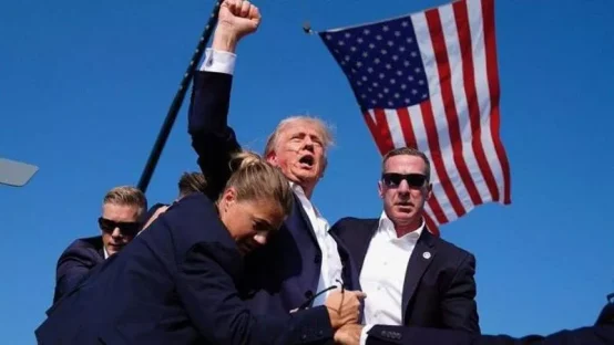 La foto di Trump insanguinato è di Evan Vucci Premio Pulitzer nel 2021 per il reportage sulle proteste per l'uccisione di George Floyd