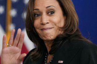 Il lato oscuro di Kamala Harris tra ideologia woke, cancel culture, cancellazione dei classici greci e lgbtq+