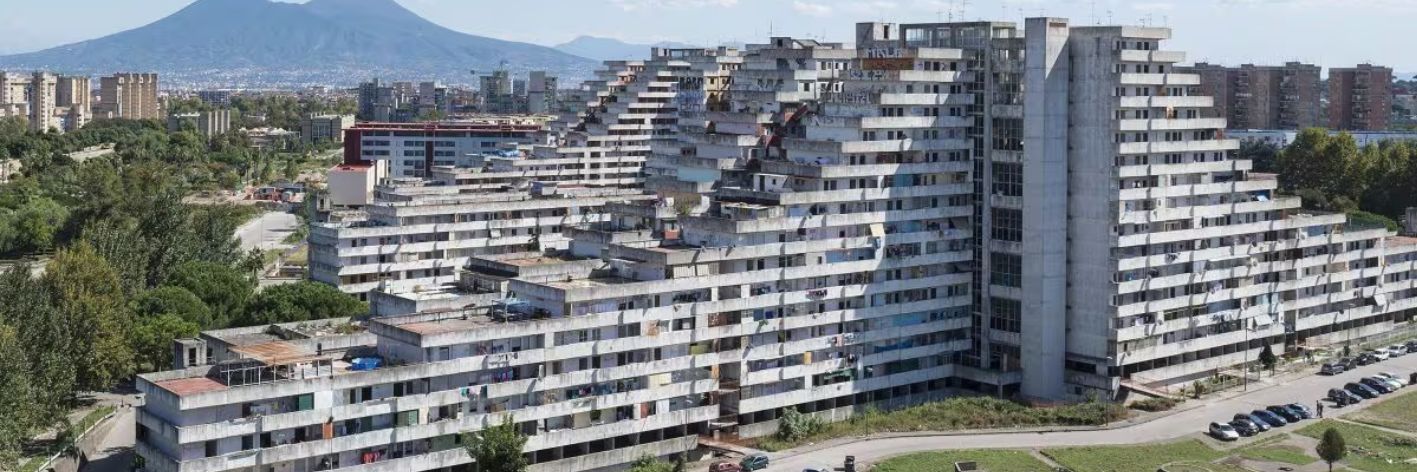Le testimonianze degli abitanti della Vela Celeste di Scampia: “Lo Stato sempre assente assente, sempre contro di noi".