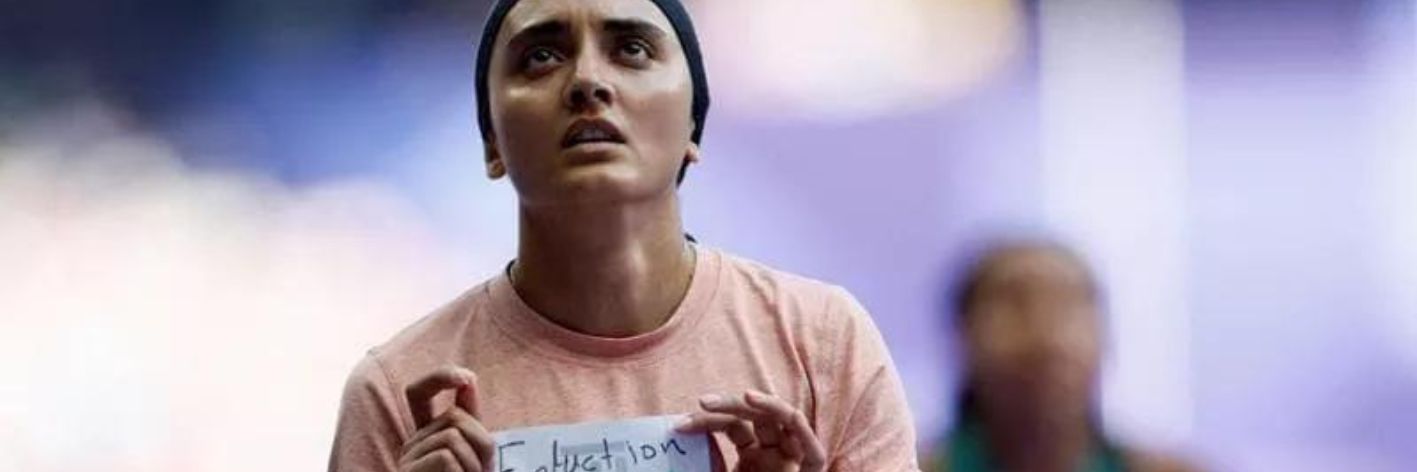 L’atleta afghana Kimia Yousofi ci ricorda il dramma delle donne afghane. Arrivata ultima mostra la scritta: Education Sport Our rights