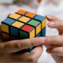 Il Cubo di Rubik compie 50 anni: i 500 milioni di esemplari, il cubetto invisibile, l'errore dei principianti (e come si risolve)