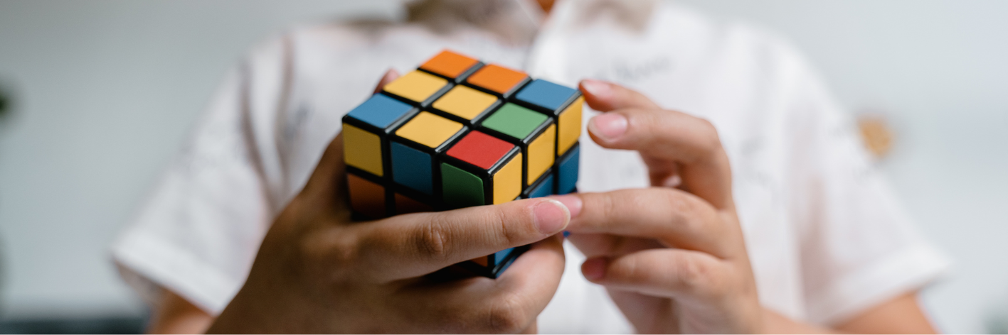 Il Cubo di Rubik compie 50 anni: i 500 milioni di esemplari, il cubetto invisibile, l'errore dei principianti (e come si risolve)