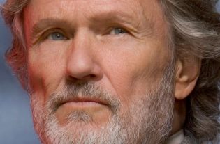 Kris Kristofferson: icona country e del cinema scompare a 88 anni. Il suo ruolo più iconico fu in A Star Is Born. Collaborò con Johnny Cash