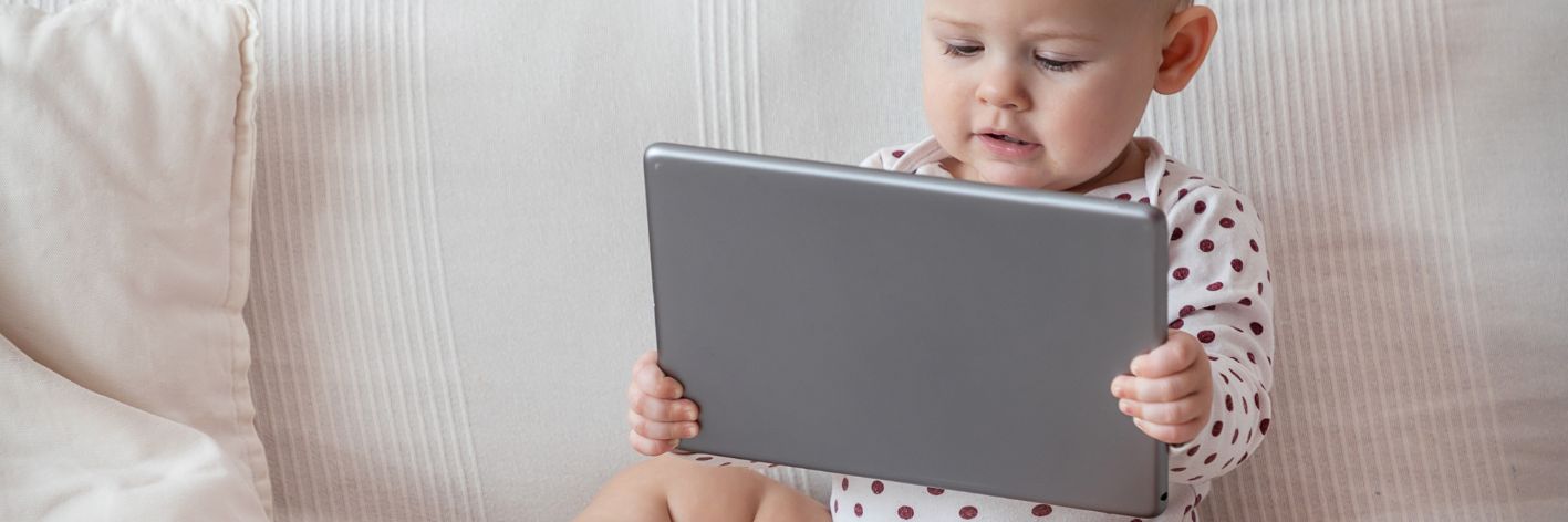 nei bambini di 3 anni, ogni minuto aggiuntivo di esposizione agli schermi comporta una riduzione di 6,6 parole ascoltate dagli adulti