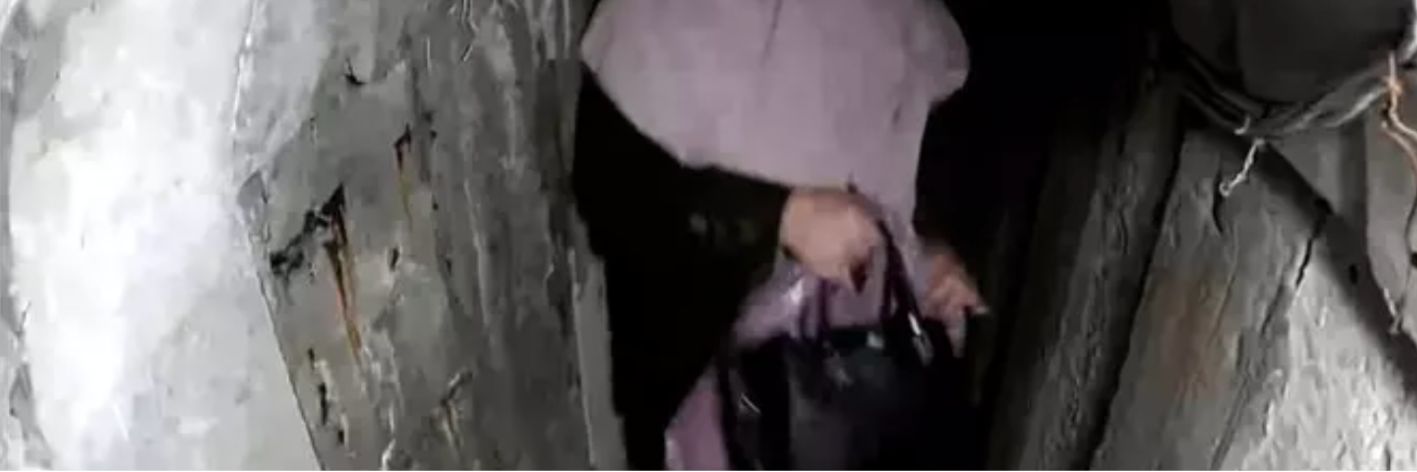 La moglie di Sinwar ritratta in un tunnel a Gaza con una borsa Birkin da 32mila dollari. "A Gaza hanno fame, loro amano i soldi"