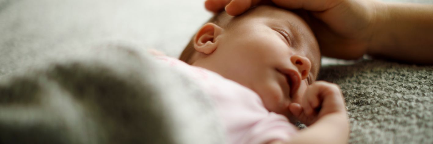 Muore di tumore per far nascere la figlia. Deborah rifiuta le cure per portare a termine la gravidanza, l'ha tenuta tra le braccia 2 mesi