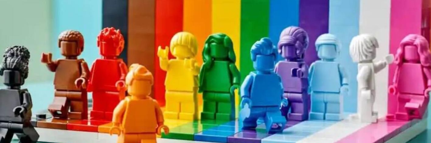 Lego accusata di omofobia dallo Science Museum di Londra. i celebri mattoncini LEGO sarebbero un simbolo di eteronormatività