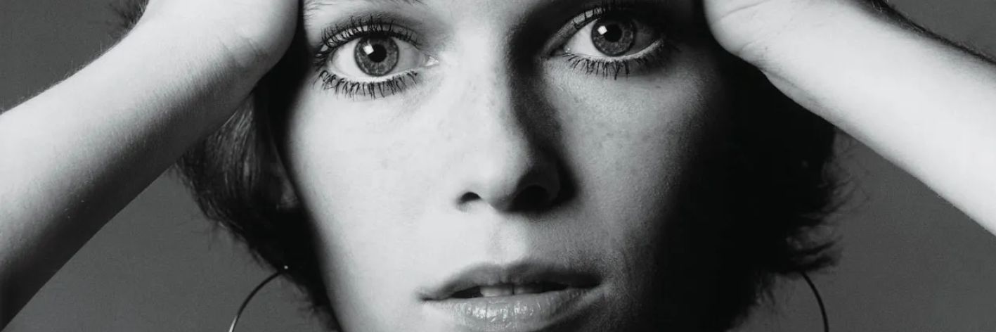 Mia Farrow, 80 anni tra Hollywood, amori e battaglie. Ottanta anni da protagonista tra arte, amori, scandali e battaglie.